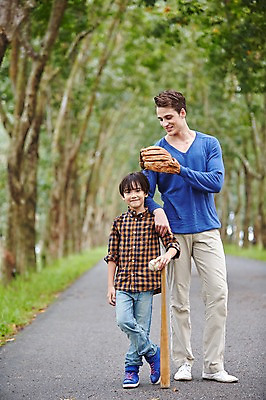 포토 JPG 주간 전신 서양인 외국인 백인 해외기획촬영 공원 남자 아들 어린이 가족 모션 2014년태국 서기 웃음 들기 사람 성인 야외 두명 앞모습 30대 야구 야구방망이 글러브 야구글러브 아빠 야구공 부자지간 국내포토 자연요소 공공시설 스포츠용품 뷰포인트 장갑 공 관계 표정 인종 장년 구기 야구용품 파일형식