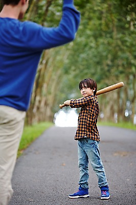 포토 JPG 주간 전신 서양인 외국인 백인 해외기획촬영 응시 공원 남자 아들 어린이 가족 모션 2014년태국 서기 들기 사람 상반신 성인 야외 두명 앞모습 뒷모습 30대 야구 야구방망이 아빠 부자지간 국내포토 자연요소 시선 공공시설 뷰포인트 관계 인종 장년 구기 야구용품 파일형식