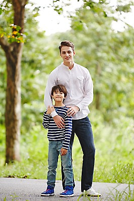 포토 JPG 주간 전신 서양인 외국인 백인 해외기획촬영 공원 남자 아들 어린이 가족 모션 2014년태국 서기 미소 사람 성인 야외 두명 앞모습 30대 아빠 부자지간 국내포토 자연요소 공공시설 뷰포인트 관계 표정 인종 장년 파일형식