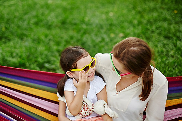 포토 JPG 주간 서양인 외국인 백인 해외기획촬영 공원 여자 딸 어린이 가족 모션 모녀 엄마 휴식 2014년태국 사람 앉기 잔디 상반신 성인 야외 두명 앞모습 30대 선글라스 마주보기 화목 즐거움 해먹 쓴 여자만 국내포토 자연요소 식물 공공시설 감정 안경 뷰포인트 컨셉 관계 인종 장년 침대 파일형식