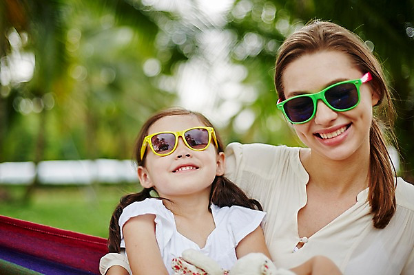 포토 JPG 주간 서양인 외국인 백인 해외기획촬영 공원 여자 딸 어린이 가족 모션 모녀 엄마 휴식 2014년태국 미소 사람 앉기 상반신 성인 야외 두명 앞모습 30대 선글라스 화목 즐거움 해먹 쓴 여자만 국내포토 자연요소 공공시설 감정 안경 뷰포인트 컨셉 관계 표정 인종 장년 침대 파일형식