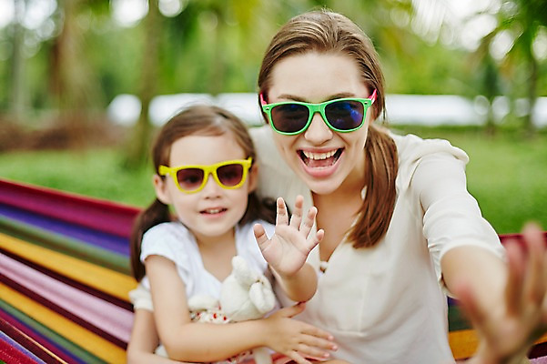 포토 JPG 주간 서양인 외국인 백인 해외기획촬영 공원 여자 딸 어린이 가족 모션 모녀 엄마 휴식 2014년태국 미소 사람 앉기 상반신 성인 야외 두명 앞모습 30대 선글라스 화목 즐거움 손인사 해먹 쓴 여자만 국내포토 자연요소 공공시설 감정 안경 뷰포인트 컨셉 관계 표정 인종 장년 침대 인사 파일형식