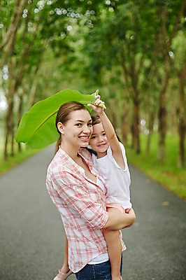 포토 JPG 주간 서양인 외국인 백인 해외기획촬영 공원 여자 딸 어린이 잎 장난 가족 안기 모션 모녀 엄마 2014년태국 서기 미소 들기 사람 상반신 성인 야외 두명 옆모습 30대 화목 즐거움 바나나잎 여자만 국내포토 자연요소 식물 공공시설 감정 뷰포인트 컨셉 관계 표정 인종 장년 파일형식