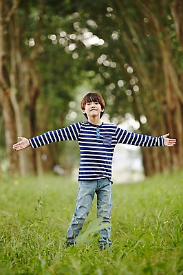 포토 JPG 주간 서양인 외국인 해외기획촬영 공원 남자 아들 어린이 모션 팔벌리기 2014년태국 한명 서기 미소 사람 소년 잔디 상반신 야외 앞모습 즐거움 어린이만 소년한명만 국내포토 자연요소 식물 1 공공시설 감정 뷰포인트 가족 표정 인종 남자한명만 소년만 파일형식