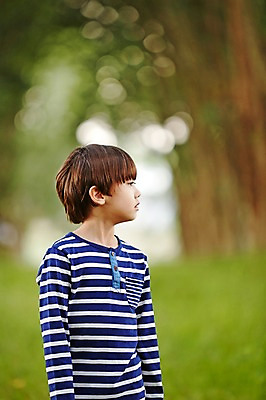 포토 JPG 주간 서양인 외국인 해외기획촬영 응시 공원 남자 아들 어린이 모션 2014년태국 한명 서기 사람 소년 상반신 야외 앞모습 아웃포커스 즐거움 어린이만 소년한명만 국내포토 자연요소 1 시선 공공시설 감정 뷰포인트 가족 촬영기법 인종 남자한명만 소년만 파일형식