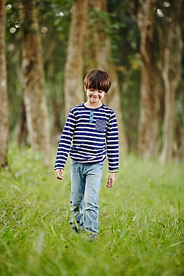 포토 JPG 주간 전신 서양인 외국인 해외기획촬영 공원 남자 아들 어린이 모션 2014년태국 한명 미소 사람 소년 잔디 야외 앞모습 걷기 즐거움 어린이만 소년한명만 국내포토 자연요소 식물 1 공공시설 감정 뷰포인트 가족 표정 인종 남자한명만 소년만 파일형식