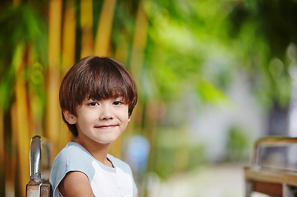 포토 JPG 주간 서양인 외국인 해외기획촬영 공원 남자 아들 어린이 모션 2014년태국 한명 미소 사람 앉기 소년 상반신 야외 옆모습 즐거움 어린이만 소년한명만 국내포토 자연요소 1 공공시설 감정 뷰포인트 가족 표정 인종 남자한명만 소년만 파일형식