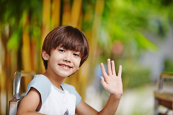 포토 JPG 주간 서양인 외국인 해외기획촬영 공원 남자 아들 어린이 모션 2014년태국 한명 미소 사람 앉기 손짓 소년 상반신 야외 옆모습 즐거움 손인사 어린이만 소년한명만 국내포토 자연요소 1 공공시설 감정 뷰포인트 가족 표정 인종 인사 남자한명만 소년만 파일형식