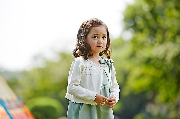 포토 JPG 주간 서양인 외국인 해외기획촬영 공원 여자 딸 어린이 모션 텐트 2014년태국 한명 서기 사람 소녀 상반신 야외 앞모습 캠핑 슬픔 즐거움 어린이만 소녀한명만 국내포토 자연요소 1 공공시설 감정 뷰포인트 가족 레저 캠핑도구 인종 여자한명만 소녀만 파일형식