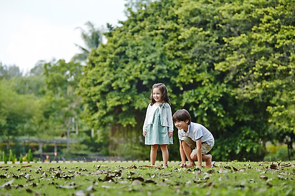 포토 JPG 주간 전신 서양인 외국인 나무 백인 해외기획촬영 공원 여자 남자 딸 아들 어린이 모션 남매 2014년태국 서기 사람 잔디 야외 두명 옆모습 즐거움 어린이만 국내포토 자연요소 식물 공공시설 감정 뷰포인트 가족 인종 파일형식