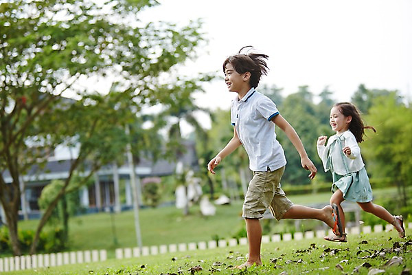 포토 JPG 주간 전신 서양인 외국인 백인 해외기획촬영 공원 여자 남자 딸 아들 어린이 모션 남매 2014년태국 미소 사람 야외 두명 옆모습 달리기 즐거움 어린이만 국내포토 자연요소 공공시설 감정 뷰포인트 가족 표정 인종 파일형식