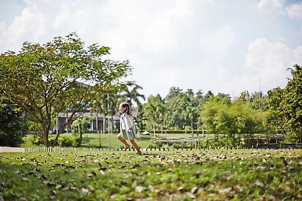 포토 JPG 주간 전신 서양인 외국인 나무 해외기획촬영 공원 여자 딸 어린이 모션 하늘 2014년태국 한명 사람 잔디 야외 앞모습 달리기 즐거움 어린이만 소녀만 소녀한명만 국내포토 자연요소 식물 1 공공시설 감정 뷰포인트 가족 인종 여자만 여자한명만 파일형식