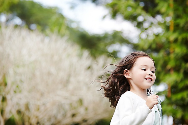 포토 JPG 주간 서양인 외국인 해외기획촬영 공원 여자 딸 어린이 모션 2014년태국 한명 미소 사람 상반신 야외 옆모습 달리기 즐거움 어린이만 소녀만 소녀한명만 국내포토 자연요소 1 공공시설 감정 뷰포인트 가족 표정 인종 여자만 여자한명만 파일형식