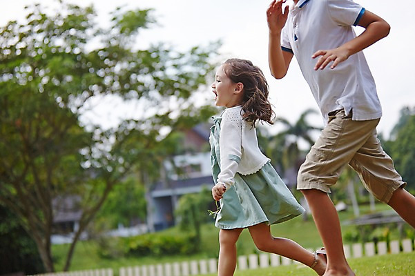포토 JPG 주간 서양인 외국인 백인 해외기획촬영 공원 여자 남자 딸 아들 어린이 모션 남매 2014년태국 사람 상반신 야외 두명 옆모습 달리기 하반신 즐거움 어린이만 국내포토 자연요소 공공시설 감정 뷰포인트 가족 인종 파일형식
