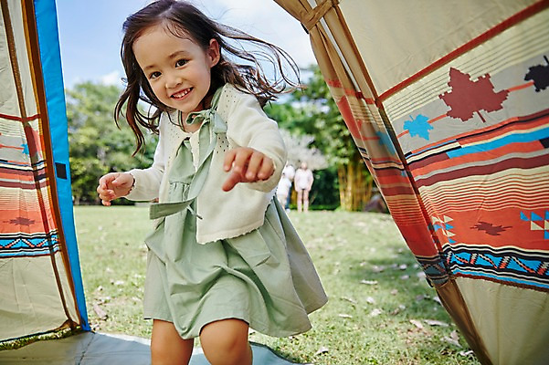 포토 JPG 주간 서양인 외국인 해외기획촬영 공원 여자 딸 어린이 장난 모션 텐트 2014년태국 한명 서기 미소 사람 상반신 야외 앞모습 캠핑 즐거움 어린이만 소녀만 소녀한명만 국내포토 자연요소 1 공공시설 감정 뷰포인트 가족 레저 표정 캠핑도구 인종 여자만 여자한명만 파일형식