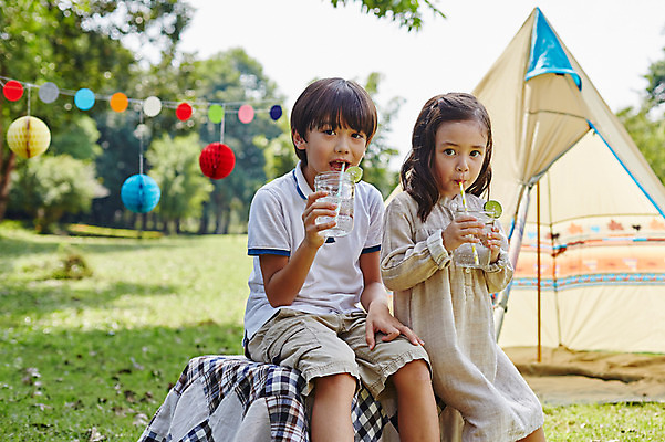 포토 JPG 주간 서양인 외국인 백인 해외기획촬영 공원 여자 남자 딸 아들 음료 어린이 모션 남매 텐트 2014년태국 들기 사람 앉기 상반신 야외 두명 앞모습 캠핑 마시기 즐거움 가랜드 어린이만 국내포토 자연요소 공공시설 감정 뷰포인트 가족 레저 캠핑도구 인종 파티용품 파일형식
