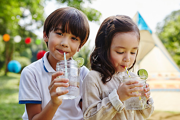 포토 JPG 주간 서양인 외국인 백인 해외기획촬영 공원 여자 남자 딸 아들 음료 어린이 모션 남매 텐트 2014년태국 들기 사람 앉기 상반신 야외 두명 앞모습 캠핑 마시기 즐거움 어린이만 국내포토 자연요소 공공시설 감정 뷰포인트 가족 레저 캠핑도구 인종 파일형식