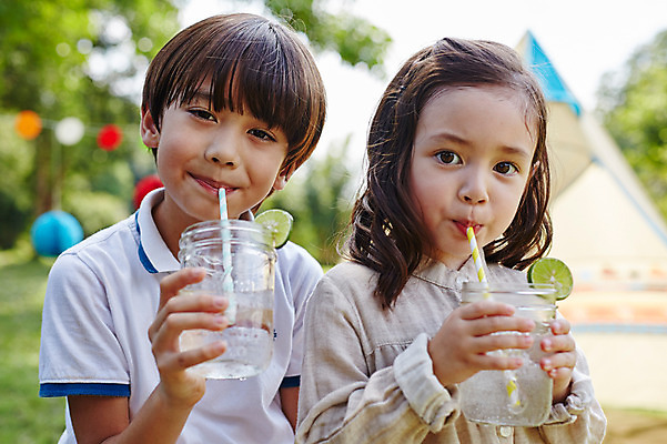 포토 JPG 주간 서양인 외국인 백인 해외기획촬영 공원 여자 남자 딸 아들 음료 어린이 모션 남매 텐트 2014년태국 들기 사람 앉기 상반신 야외 두명 앞모습 캠핑 마시기 즐거움 어린이만 국내포토 자연요소 공공시설 감정 뷰포인트 가족 레저 캠핑도구 인종 파일형식