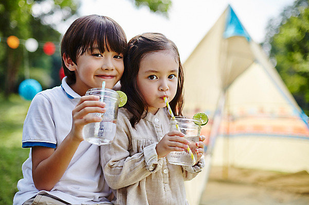 포토 JPG 주간 서양인 외국인 백인 해외기획촬영 공원 여자 남자 딸 아들 음료 어린이 모션 남매 텐트 2014년태국 미소 들기 사람 앉기 상반신 야외 두명 앞모습 캠핑 마시기 즐거움 어린이만 국내포토 자연요소 공공시설 감정 뷰포인트 가족 레저 표정 캠핑도구 인종 파일형식