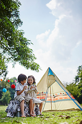 포토 JPG 주간 전신 서양인 외국인 백인 구름 해외기획촬영 공원 여자 남자 딸 아들 음료 어린이 모션 하늘 남매 텐트 2014년태국 웃음 들기 사람 앉기 야외 두명 앞모습 캠핑 마시기 즐거움 어린이만 국내포토 자연요소 공공시설 감정 뷰포인트 가족 레저 표정 캠핑도구 인종 파일형식