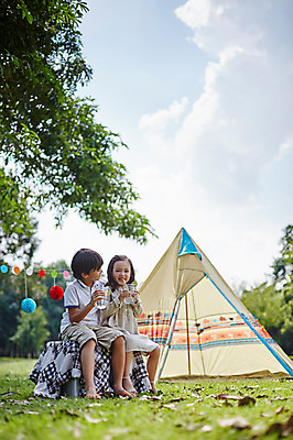 포토 JPG 주간 전신 서양인 외국인 백인 구름 해외기획촬영 공원 여자 남자 딸 아들 음료 어린이 모션 하늘 남매 텐트 2014년태국 웃음 들기 사람 앉기 야외 두명 앞모습 캠핑 마시기 즐거움 어린이만 국내포토 자연요소 공공시설 감정 뷰포인트 가족 레저 표정 캠핑도구 인종 파일형식
