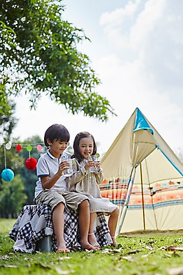 포토 JPG 주간 전신 서양인 외국인 백인 구름 해외기획촬영 공원 여자 남자 딸 아들 음료 어린이 모션 하늘 남매 텐트 2014년태국 웃음 들기 사람 앉기 야외 두명 앞모습 캠핑 마시기 즐거움 어린이만 국내포토 자연요소 공공시설 감정 뷰포인트 가족 레저 표정 캠핑도구 인종 파일형식