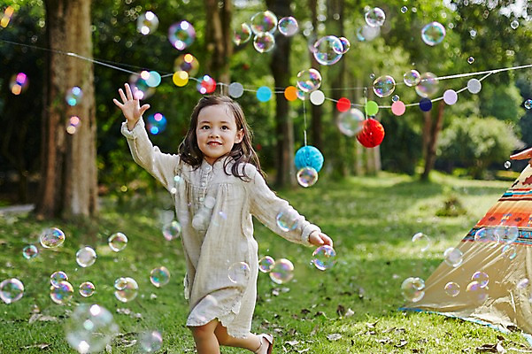 포토 JPG 주간 서양인 외국인 해외기획촬영 공원 여자 딸 어린이 모션 놀이 텐트 2014년태국 한명 미소 사람 손짓 상반신 야외 앞모습 캠핑 비눗방울 즐거움 손뻗기 가랜드 어린이만 소녀만 소녀한명만 국내포토 자연요소 1 공공시설 감정 뷰포인트 가족 레저 표정 캠핑도구 인종 파티용품 여자만 여자한명만 파일형식