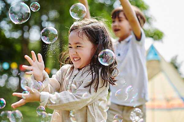 포토 JPG 주간 서양인 외국인 백인 해외기획촬영 공원 여자 남자 딸 아들 어린이 모션 놀이 남매 텐트 2014년태국 서기 미소 사람 상반신 야외 두명 옆모습 캠핑 비눗방울 즐거움 어린이만 국내포토 자연요소 공공시설 감정 뷰포인트 가족 레저 표정 캠핑도구 인종 파일형식
