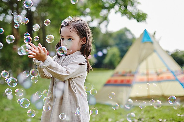 포토 JPG 주간 서양인 외국인 해외기획촬영 공원 여자 딸 어린이 모션 놀이 텐트 2014년태국 한명 서기 사람 상반신 야외 옆모습 캠핑 비눗방울 즐거움 어린이만 소녀만 소녀한명만 국내포토 자연요소 1 공공시설 감정 뷰포인트 가족 레저 캠핑도구 인종 여자만 여자한명만 파일형식
