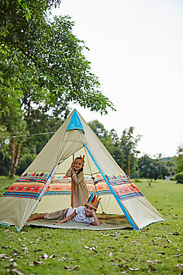 포토 JPG 주간 전신 서양인 외국인 백인 해외기획촬영 공원 여자 남자 딸 아들 어린이 모션 남매 텐트 2014년태국 서기 웃음 사람 잔디 야외 두명 앞모습 눕기 캠핑 즐거움 인디언놀이 어린이만 국내포토 자연요소 식물 공공시설 감정 뷰포인트 가족 놀이 레저 표정 캠핑도구 인종 파일형식