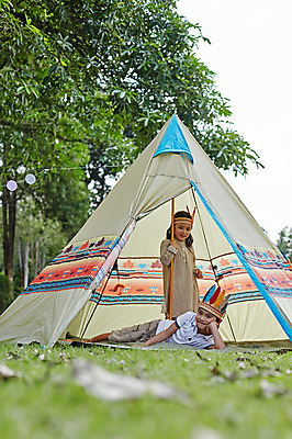 포토 JPG 주간 전신 서양인 외국인 백인 해외기획촬영 공원 여자 남자 딸 아들 어린이 모션 남매 텐트 2014년태국 서기 웃음 사람 야외 두명 앞모습 눕기 캠핑 즐거움 인디언놀이 어린이만 국내포토 자연요소 공공시설 감정 뷰포인트 가족 놀이 레저 표정 캠핑도구 인종 파일형식