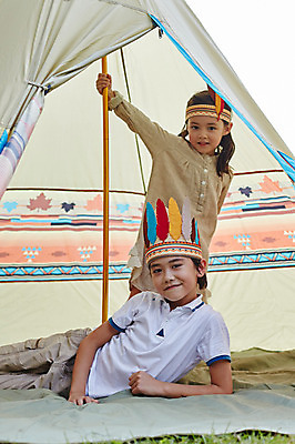 포토 JPG 주간 서양인 외국인 백인 해외기획촬영 공원 여자 남자 딸 아들 어린이 모션 남매 텐트 2014년태국 서기 미소 사람 상반신 야외 두명 앞모습 눕기 캠핑 즐거움 인디언놀이 어린이만 국내포토 자연요소 공공시설 감정 뷰포인트 가족 놀이 레저 표정 캠핑도구 인종 파일형식