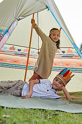 포토 JPG 주간 서양인 외국인 백인 해외기획촬영 공원 여자 남자 딸 아들 어린이 모션 남매 텐트 2014년태국 서기 웃음 사람 상반신 야외 두명 앞모습 눕기 캠핑 즐거움 인디언놀이 어린이만 국내포토 자연요소 공공시설 감정 뷰포인트 가족 놀이 레저 표정 캠핑도구 인종 파일형식