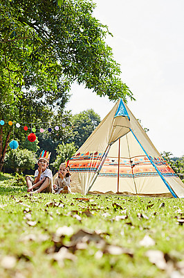 포토 JPG 주간 전신 서양인 외국인 나무 백인 해외기획촬영 공원 여자 남자 딸 아들 어린이 모션 남매 텐트 2014년태국 웃음 사람 앉기 잔디 야외 두명 앞모습 캠핑 즐거움 가랜드 인디언놀이 어린이만 국내포토 자연요소 식물 공공시설 감정 뷰포인트 가족 놀이 레저 표정 캠핑도구 인종 파티용품 파일형식