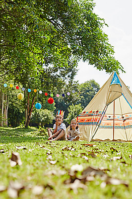 포토 JPG 주간 전신 서양인 외국인 나무 백인 해외기획촬영 공원 여자 남자 딸 아들 어린이 모션 남매 텐트 2014년태국 웃음 사람 앉기 잔디 야외 두명 앞모습 캠핑 즐거움 가랜드 인디언놀이 어린이만 국내포토 자연요소 식물 공공시설 감정 뷰포인트 가족 놀이 레저 표정 캠핑도구 인종 파티용품 파일형식