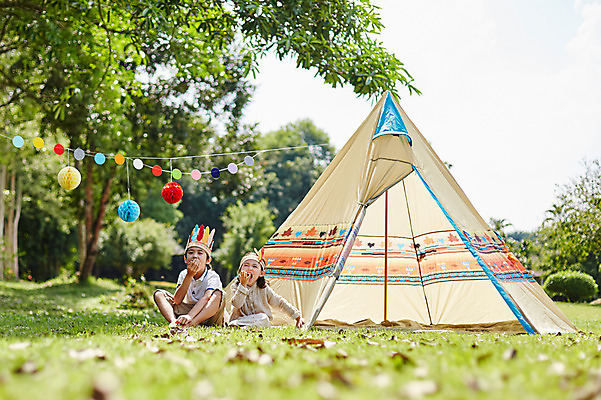 포토 JPG 주간 전신 서양인 외국인 나무 백인 해외기획촬영 공원 여자 남자 딸 아들 어린이 모션 남매 텐트 2014년태국 사람 앉기 잔디 야외 두명 앞모습 캠핑 즐거움 가랜드 인디언놀이 어린이만 국내포토 자연요소 식물 공공시설 감정 뷰포인트 가족 놀이 레저 캠핑도구 인종 파티용품 파일형식