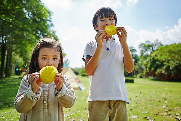 포토 JPG 주간 서양인 외국인 백인 해외기획촬영 공원 여자 남자 딸 아들 어린이 빵 모션 남매 2014년태국 서기 들기 사람 상반신 야외 두명 앞모습 캠핑 먹기 즐거움 어린이만 국내포토 자연요소 공공시설 감정 음식 뷰포인트 가족 레저 인종 파일형식