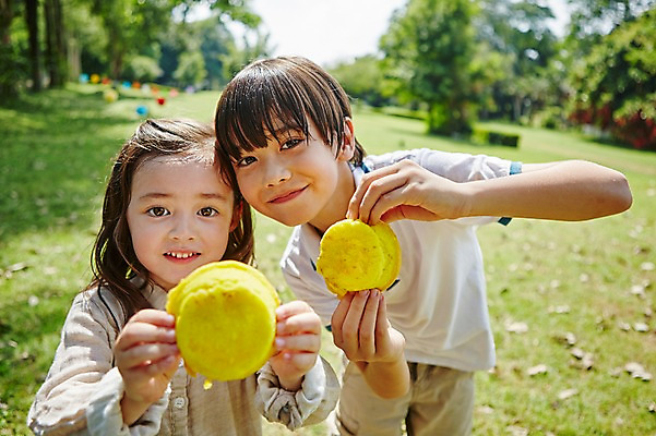 포토 JPG 주간 서양인 외국인 백인 해외기획촬영 공원 여자 남자 딸 아들 어린이 빵 모션 남매 2014년태국 서기 미소 들기 사람 잔디 상반신 야외 두명 앞모습 캠핑 즐거움 어린이만 국내포토 자연요소 식물 공공시설 감정 음식 뷰포인트 가족 레저 표정 인종 파일형식
