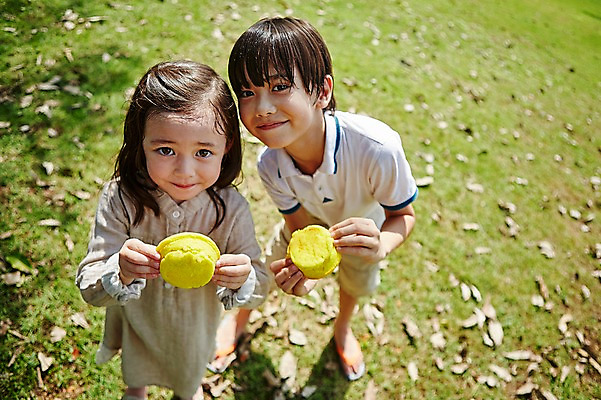 포토 JPG 주간 전신 서양인 외국인 백인 해외기획촬영 공원 여자 남자 딸 아들 어린이 빵 모션 남매 2014년태국 서기 미소 들기 사람 잔디 야외 두명 앞모습 하이앵글 즐거움 어린이만 국내포토 자연요소 식물 공공시설 감정 음식 뷰포인트 가족 표정 인종 파일형식