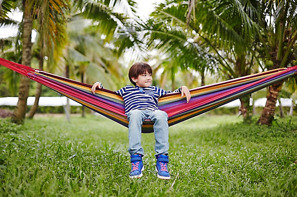 포토 JPG 주간 전신 서양인 외국인 나무 해외기획촬영 공원 남자 아들 어린이 모션 휴식 2014년태국 한명 사람 앉기 잔디 야외 앞모습 즐거움 해먹 어린이만 소년만 소년한명만 국내포토 자연요소 식물 1 공공시설 감정 뷰포인트 컨셉 가족 인종 침대 남자만 남자한명만 파일형식