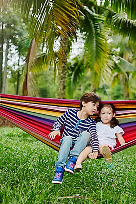 포토 JPG 주간 전신 서양인 외국인 나무 백인 해외기획촬영 공원 여자 남자 딸 아들 어린이 모션 휴식 남매 2014년태국 사람 앉기 잔디 야외 두명 앞모습 즐거움 해먹 어린이만 국내포토 자연요소 식물 공공시설 감정 뷰포인트 컨셉 가족 인종 침대 파일형식