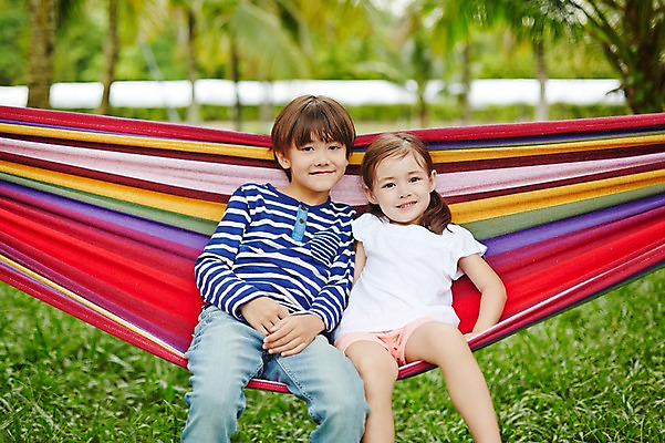 포토 JPG 주간 서양인 외국인 백인 해외기획촬영 공원 여자 남자 딸 아들 어린이 모션 휴식 남매 2014년태국 미소 사람 앉기 상반신 야외 두명 앞모습 즐거움 해먹 어린이만 국내포토 자연요소 공공시설 감정 뷰포인트 컨셉 가족 표정 인종 침대 파일형식