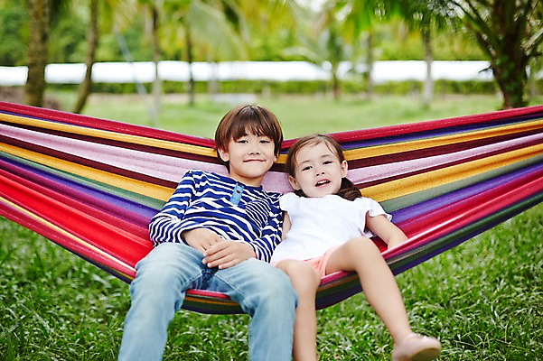 포토 JPG 주간 서양인 외국인 백인 해외기획촬영 공원 여자 남자 딸 아들 어린이 모션 남매 2014년태국 미소 사람 앉기 잔디 상반신 야외 두명 앞모습 즐거움 해먹 어린이만 국내포토 자연요소 식물 공공시설 감정 뷰포인트 가족 표정 인종 침대 파일형식