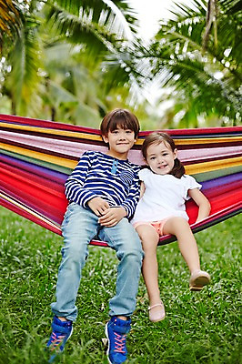 포토 JPG 주간 전신 서양인 외국인 나무 백인 해외기획촬영 공원 여자 남자 딸 아들 어린이 모션 남매 2014년태국 미소 사람 앉기 잔디 야외 두명 앞모습 즐거움 해먹 어린이만 국내포토 자연요소 식물 공공시설 감정 뷰포인트 가족 표정 인종 침대 파일형식