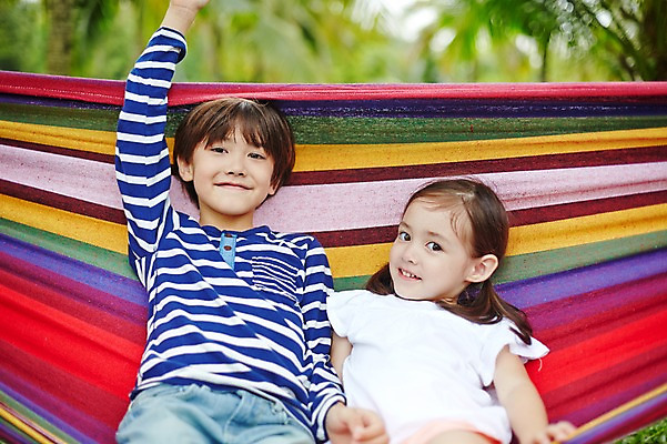 포토 JPG 주간 서양인 외국인 백인 해외기획촬영 공원 여자 남자 딸 아들 어린이 모션 휴식 남매 2014년태국 미소 사람 앉기 상반신 야외 두명 앞모습 즐거움 해먹 어린이만 국내포토 자연요소 공공시설 감정 뷰포인트 컨셉 가족 표정 인종 침대 파일형식
