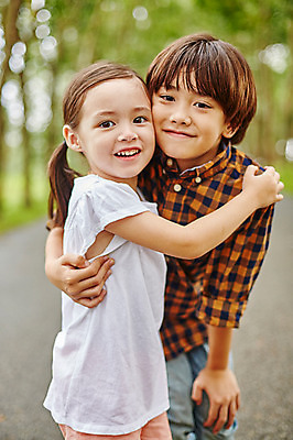포토 JPG 주간 서양인 외국인 백인 해외기획촬영 공원 여자 남자 딸 아들 어린이 안기 모션 남매 2014년태국 서기 미소 사람 상반신 야외 두명 앞모습 즐거움 어린이만 국내포토 자연요소 공공시설 감정 뷰포인트 가족 표정 인종 파일형식