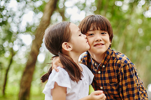 포토 JPG 주간 서양인 외국인 백인 해외기획촬영 공원 여자 남자 딸 아들 어린이 모션 키스 남매 2014년태국 서기 웃음 사람 상반신 야외 두명 앞모습 즐거움 어린이만 국내포토 자연요소 공공시설 감정 뷰포인트 가족 표정 인종 애정표현 파일형식