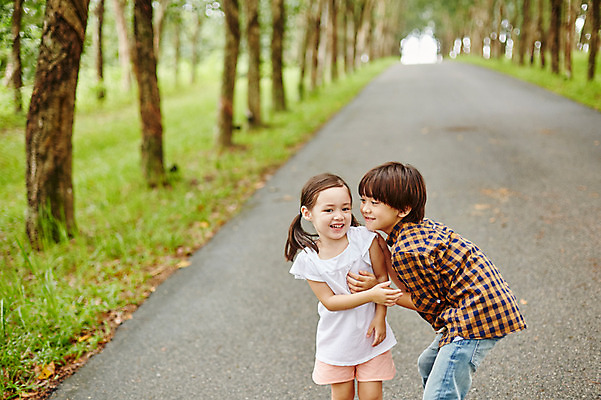 포토 JPG 주간 서양인 외국인 백인 해외기획촬영 공원 여자 남자 딸 아들 어린이 장난 모션 남매 2014년태국 서기 미소 사람 상반신 야외 두명 앞모습 즐거움 어린이만 국내포토 자연요소 공공시설 감정 뷰포인트 가족 표정 인종 파일형식
