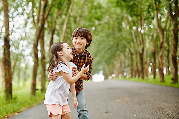 포토 JPG 주간 서양인 외국인 백인 해외기획촬영 공원 여자 남자 딸 아들 어린이 장난 모션 남매 2014년태국 서기 미소 사람 상반신 야외 두명 앞모습 옆모습 즐거움 어린이만 국내포토 자연요소 공공시설 감정 뷰포인트 가족 표정 인종 파일형식