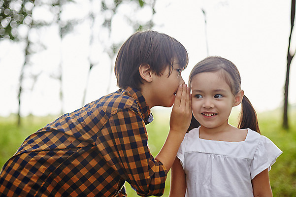 포토 JPG 주간 서양인 외국인 백인 해외기획촬영 공원 여자 남자 딸 아들 어린이 장난 모션 남매 2014년태국 미소 사람 상반신 야외 두명 앞모습 옆모습 귓속말 즐거움 어린이만 국내포토 자연요소 공공시설 감정 뷰포인트 가족 표정 인종 파일형식